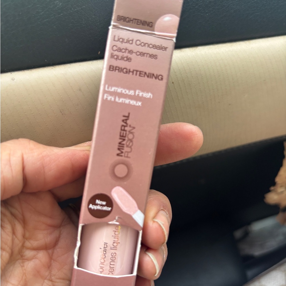 Liquid Concealer in brightening by mineral fusion